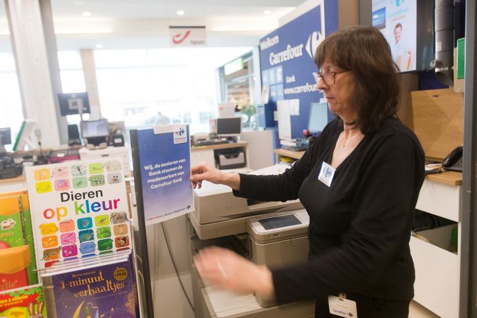 De werknemers van Carrefour dragen allemaal zwart uit protest tegen de sluiting.