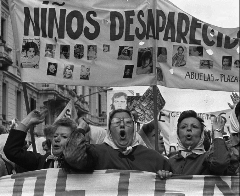 Moeders van slachtoffers van de junta demonstreren op de Plaza de Mayo in Buenos Aires, december 1979. Beeld ap