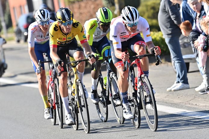 Jasper Stuyven trekt de kop van het groepje dat alleen naar de finish reed, hij werd vierde.