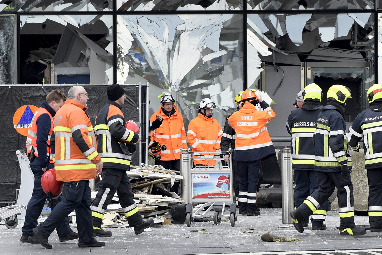 De civiele bescherming op de luchthaven, de dag na de aanslagen.  Beeld REUTERS