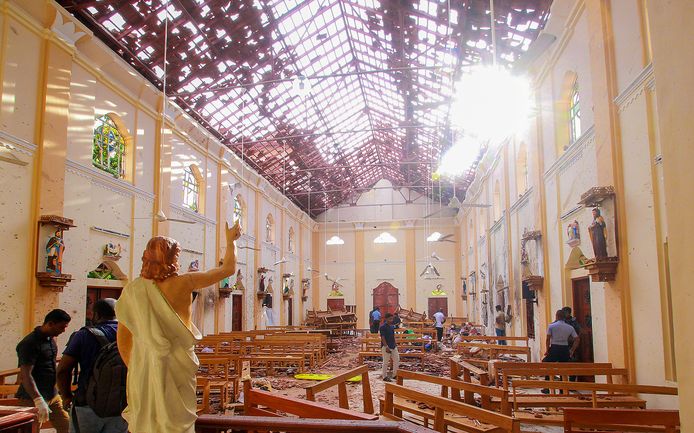 Een ware ravage na de explosie in een kerk in Negombo.