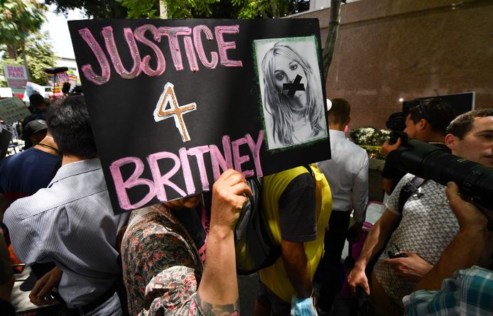 Fans demonstreren voor de rechtbank waar de zaak-Britney Spears gehouden wordt.