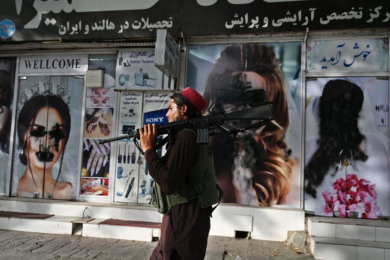 Nadat de Taliban de hoofdstad Kaboel innamen werden beelden van vrouwen al snel beklad. Veel Afghaanse vrouwen blijven binnen uit angst voor de fundamentalisten. Beeld AFP