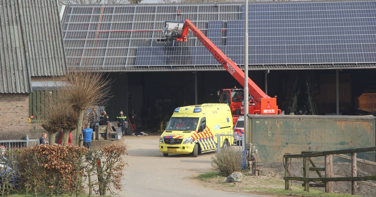 Man valt door dak bij bedrijf in Kekerdom en raakt ernstig gewond