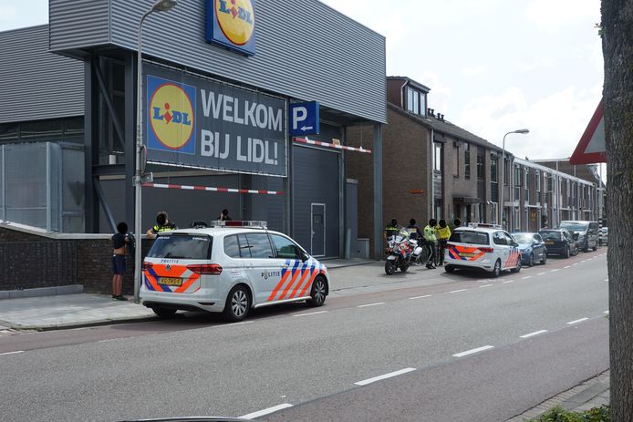 De politie heeft op de Westerkade in Gouda drie tieners aangehouden op verdenking van het bedreigen van minderjarigen.