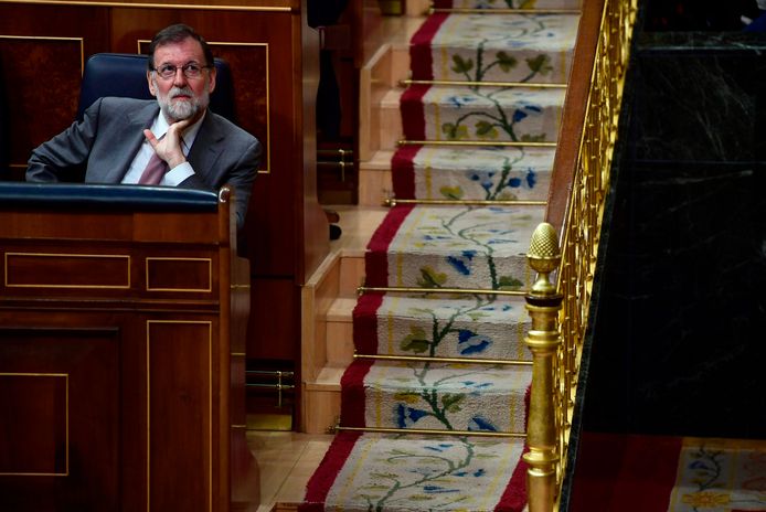 Premier Mariano Rajoy in het parlement in Madrid. Zijn politiek lot hangt aan een zijden draadje.