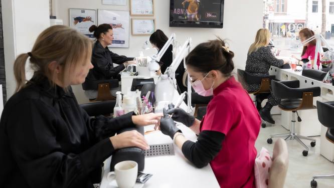 Explosieve groei nagelstudio’s: het is verslavend, Lucy en Karin gaan elke drie weken