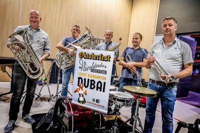 Lederhosen in de woestijn: Vlierdense muzikanten voor Oktoberfest ingevlogen in... Dubai