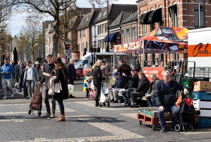De Helmondse weekmarkt, vorig jaar april, toen er geen 'niet-essentiële kramen' stonden