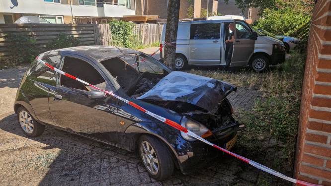 Auto uitgebrand op parkeerplaats in Arnhemse wijk De Laar-West, politie onderzoekt oorzaak