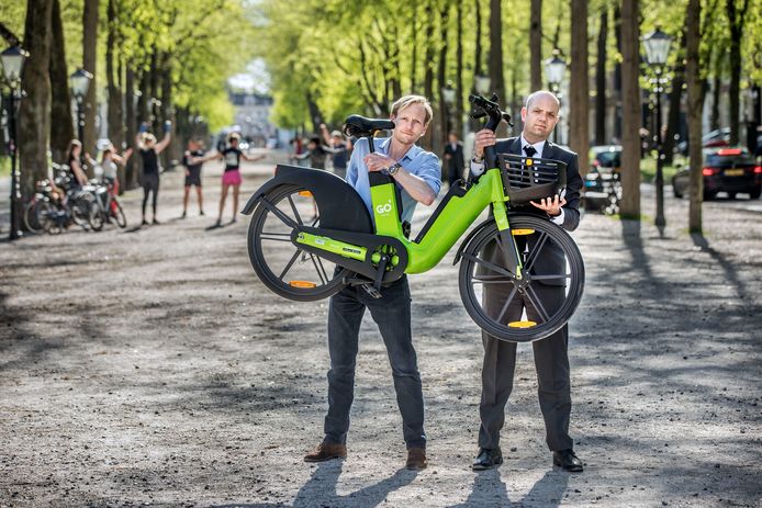 Chris van der Helm (L) en Frans de Graaf vinden de deelfietsen maar niks.