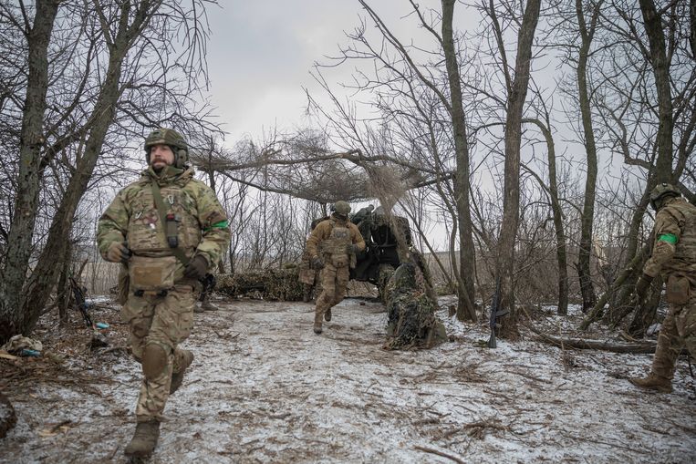 Oekraïense soldaten aan het front nabij Bachmoet maken houwitsers klaar om te vuren naar Russische troepen. Beeld REUTERS