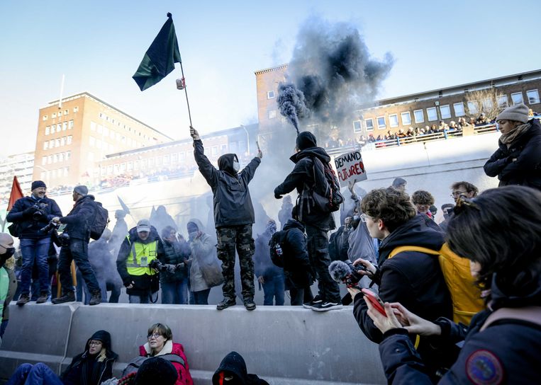 Klimaatactiegroep Extinction Rebellion blokkeert de A12 tussen het ministerie van Economische Zaken en Klimaat en de tijdelijke Tweede Kamer.  Beeld ANP