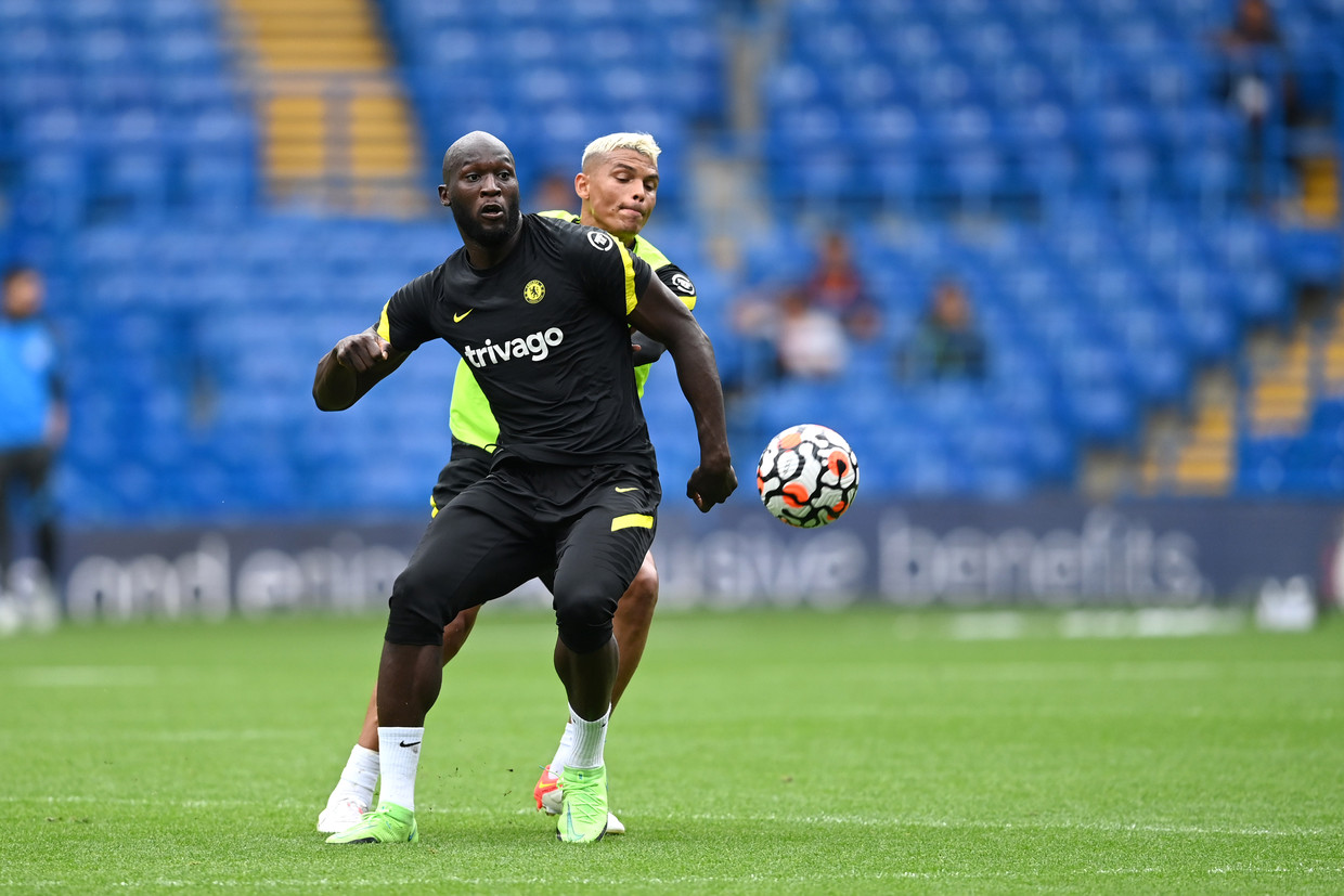 Lukaku in duel met Thiago Silva op de enige open training van Chelsea van het jaar. Beeld Chelsea FC via Getty Images