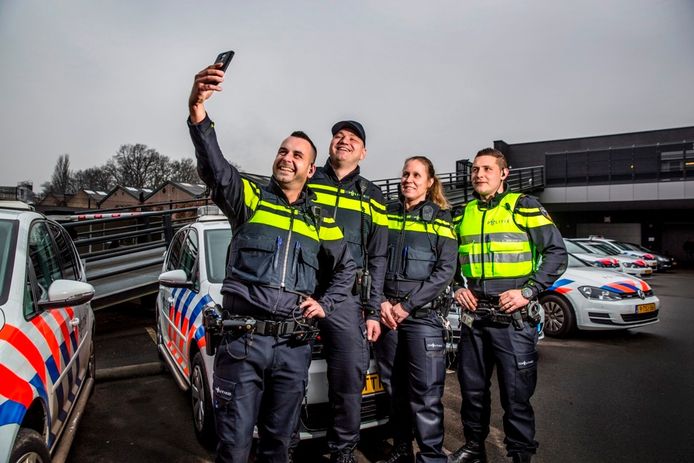 Agenten schieten een foto voor hun Instagram-account. Foto: Rob Voss