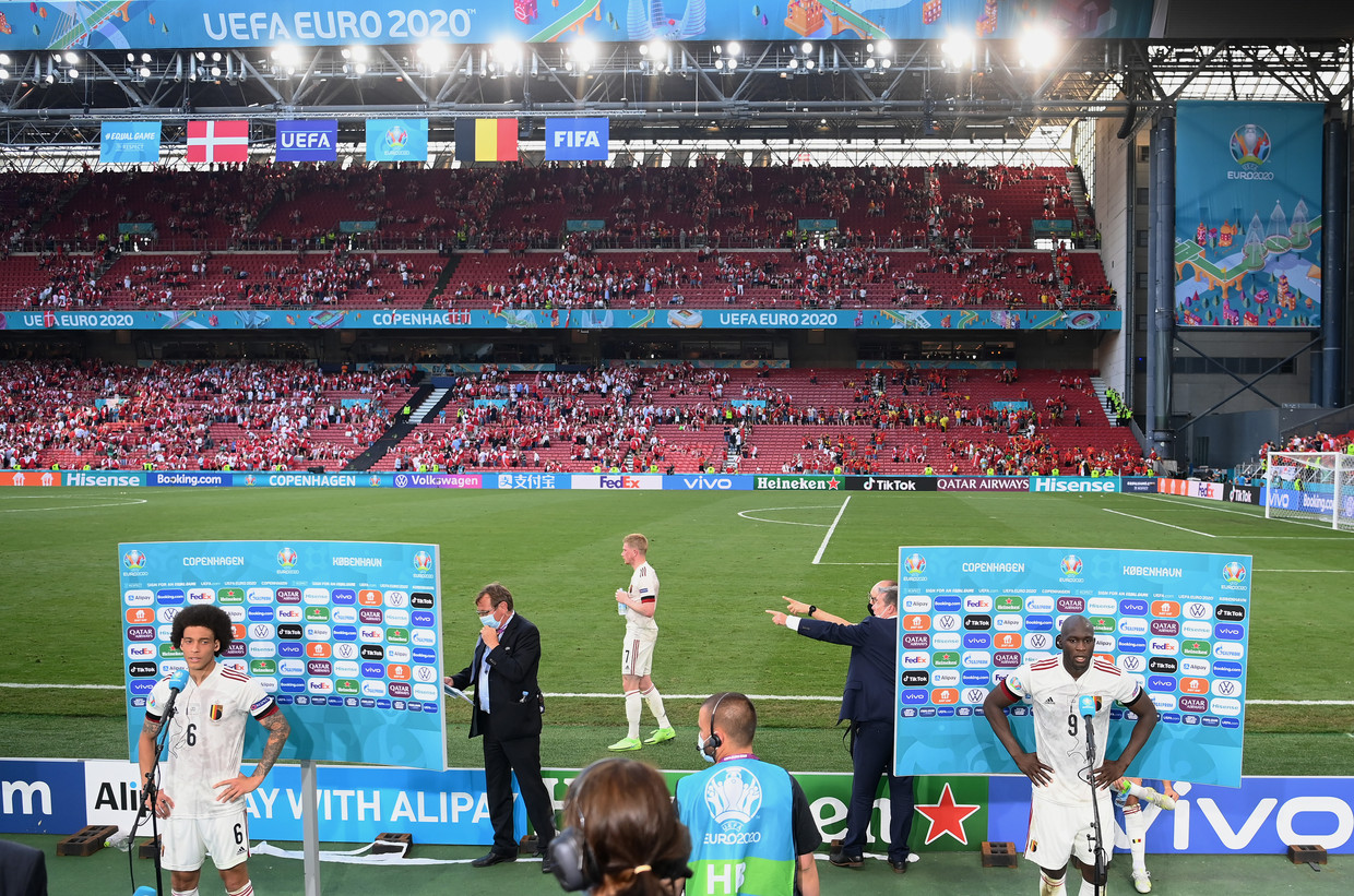 Axel Witsel en Romelu Lukaku staan de pers te woord na de match tegen Denemarken. Simon Kuper: 'Van succesvolle voetballers hoor je buiten het veld zelden iets. Ze krijgen mediatraining waarin hen geleerd wordt om niets te zeggen. Daardoor klinken ze vaak dom zelfs als ze het niet zijn.' Beeld UEFA via Getty Images