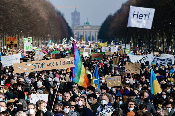In Berlijn verzamelden mensen zich bij de iconische Brandenburger Tor. Naast Oekraïense vlaggen waren er ook regenboogvlaggen, een symbool van de lhbti-gemeenschap die in Rusland weinig vrijheden heeft.