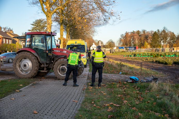 Een fietsster is maandagmiddag door een tractor aangereden op de Plantagebaan in Wouwse Plantage.