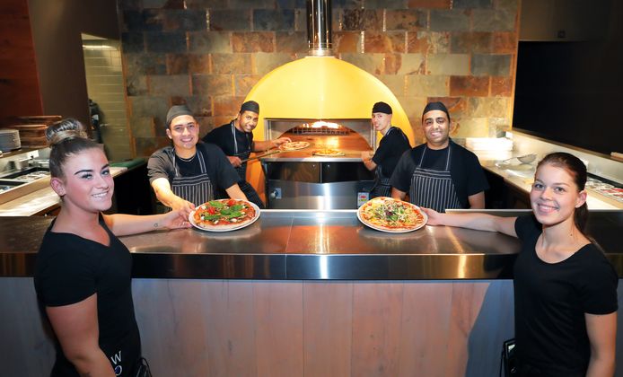 Van links naar rechts Angel, Ronny, Vishal, Percy, Ahmed en Gaby zijn druk bezig met de culinaire pizza's die ze serveren.