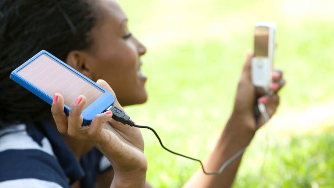 Met deze drie powerbanks op zonne-energie overleef je de festivalzomer