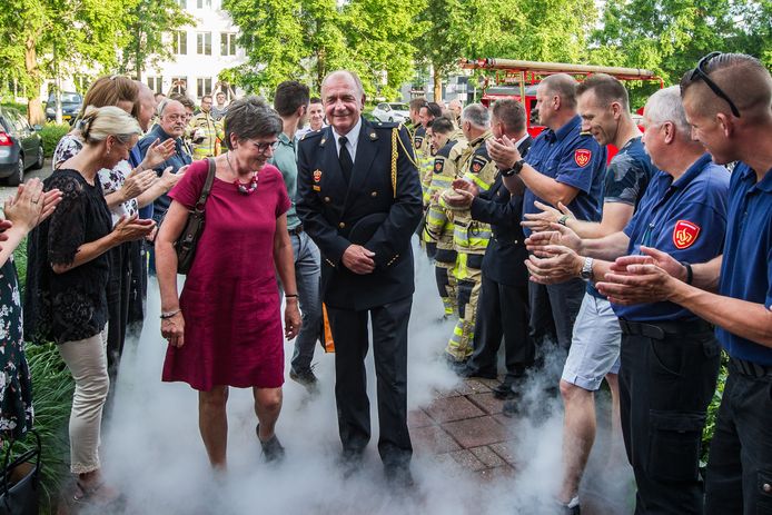 Brandweerman Jerry Kolkmann was sprakeloos, toen hij donderdagavond bij een geheim gehouden afscheidreceptie werd verrast met een lintje. ,,Laat ik maar gauw alles en iedereen de hand schudden, dan kan ik rustig een biertje drinken om bij te komen.''