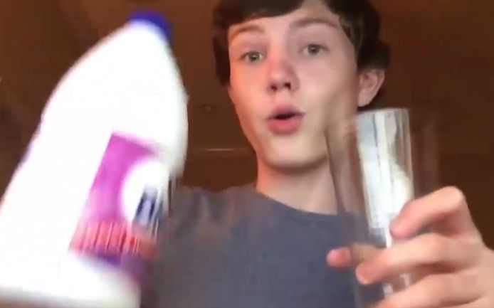 Deze Amerikaanse jongen zette zijn Bleach Challenge op YouTube, dit is niet de jongen uit Sint-Pieters-Leeuw.