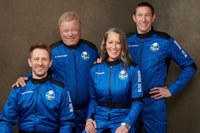 L'equipaggio con cui Glenn de Vries è volato nello spazio.  Tra questi c'è l'attore di Star Trek William Shatner.