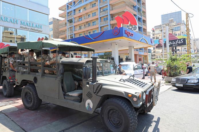 Illustratiebeeld. Enkele pomphouders in hoofdstad Beiroet werden door Libanese soldaten gedwongen hun tankstation te openen vanwege de brandstoftekorten.