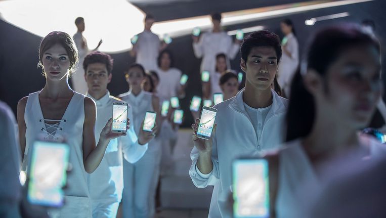 Taiwanese modellen houden de Samsung Galaxy S6 vast. Beeld Getty