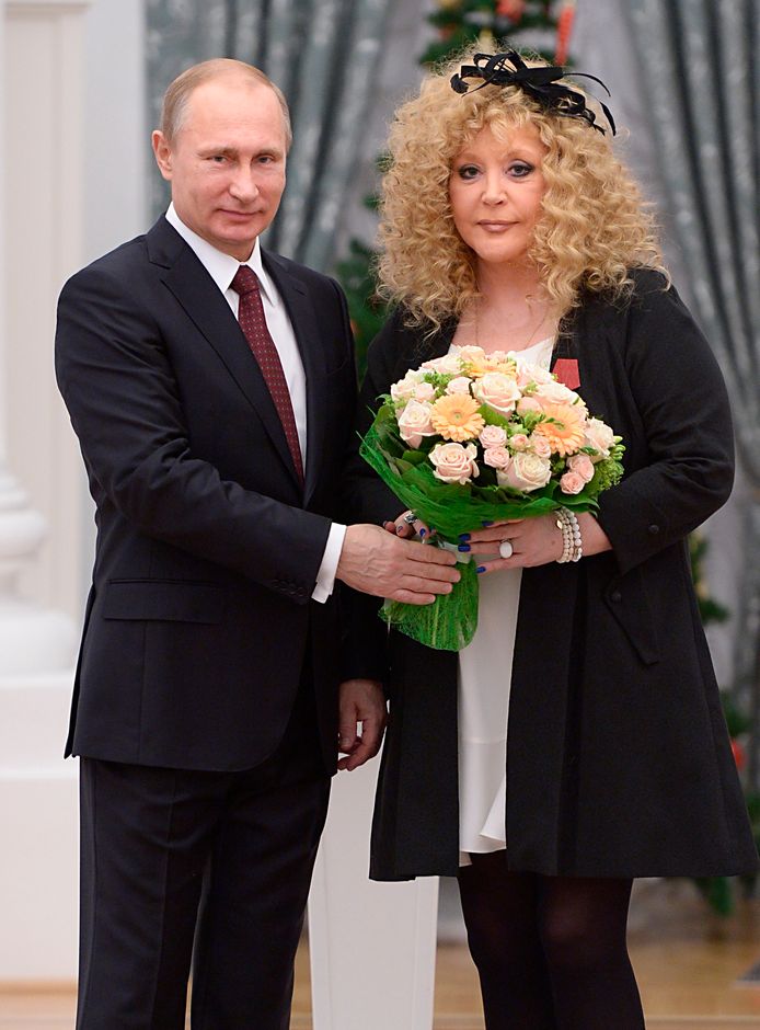 Le président russe Vladimir Poutine, à gauche, et la chanteuse pop russe Alla Pougatcheva posent pour une photo lors d'une cérémonie de remise de prix au Kremlin de Moscou, à Moscou, en Russie, lundi 22 décembre 2014.