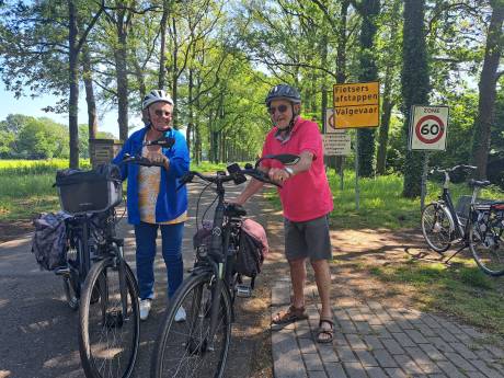 Valgevaar op de Gravenallee, dus fietsers afstappen, zegt het bord. Maar welk gevaar dan? 