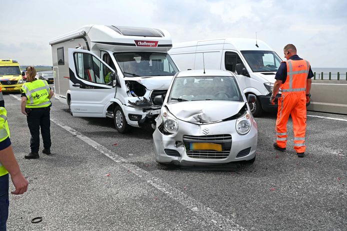 De betrokken camper, auto en bestelbus.