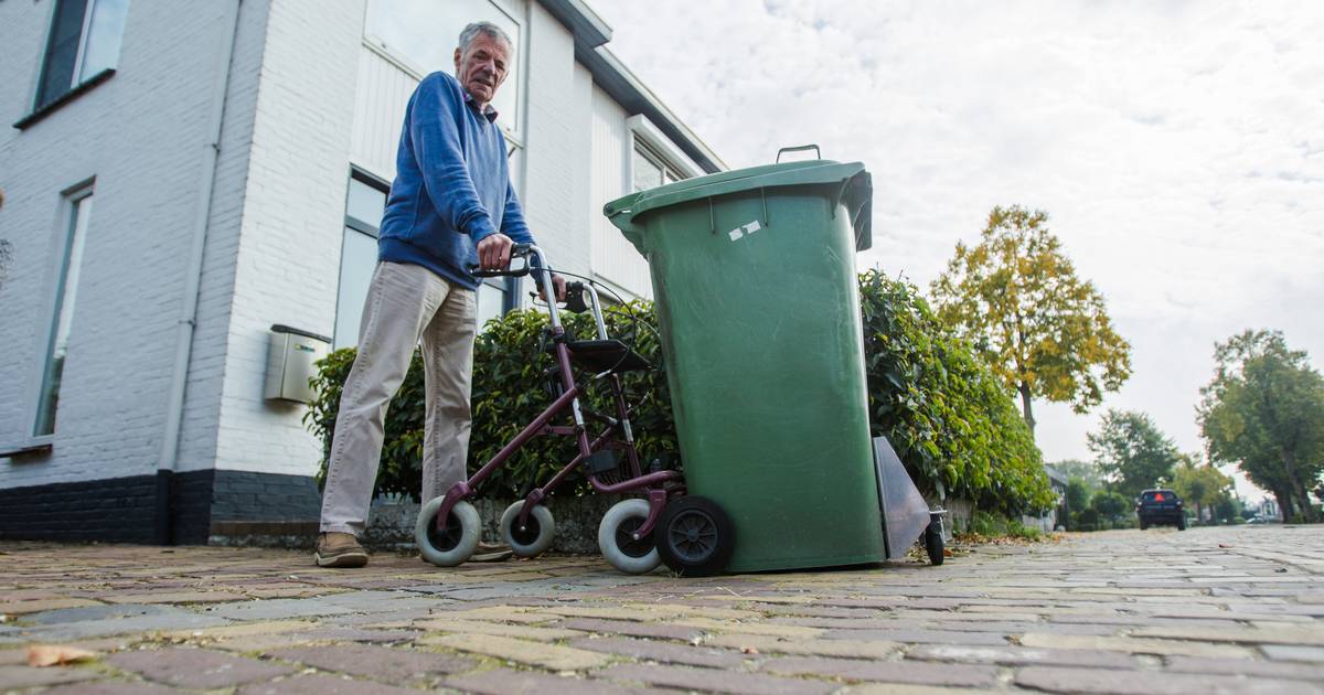 Leo Keeris (72) uit Soerendonk zorgt dat mensen die slecht ter been zijn toch zelf kliko buiten kunn