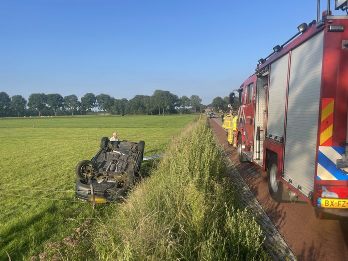 De auto van het slachtoffer is op de kop in een weiland tot stilstand gekomen
