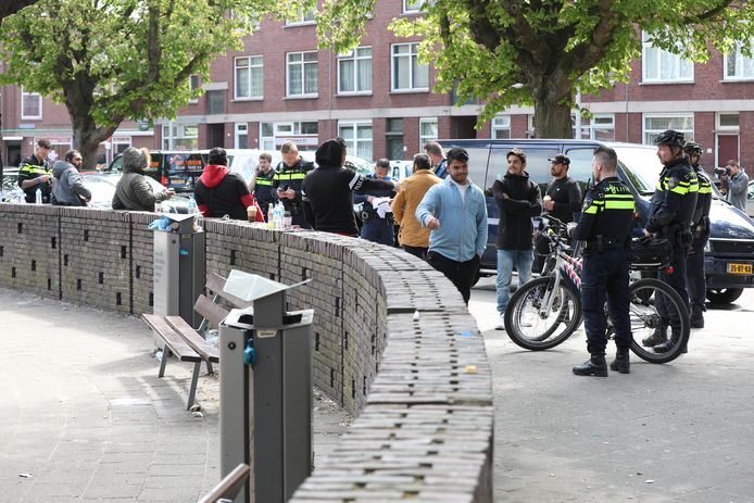 De politie had het er maar druk mee. Op het Kaapseplein kwamen veel arbeidsmigranten bij elkaar, ondanks waarschuwingen.