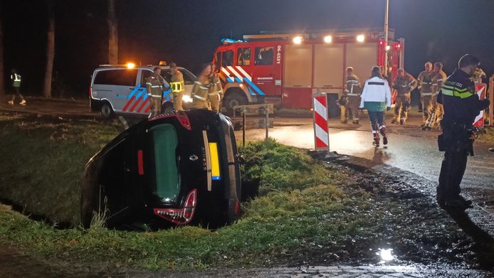 Een automobilist is gewond geraakt bij een eenzijdig ongeluk op de Wooldseweg in Winterswijk.