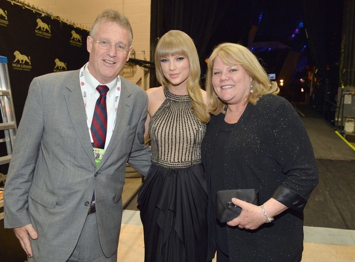 Taylor met haar ouders Scott en Andrea.