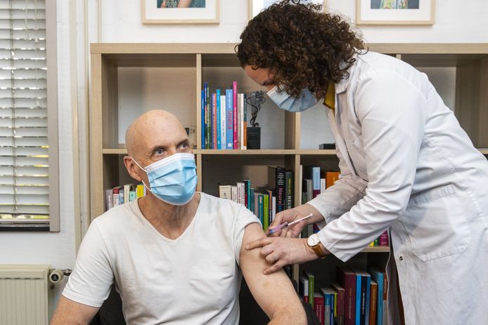 Voorzitter van het Landelijk Netwerk Acute Zorg Ernst Kuipers, toen hij zelf vanwege zijn leeftijd een coronavaccin ontving van AstraZeneca bij huisarts Martine Heemskerk-Maat.