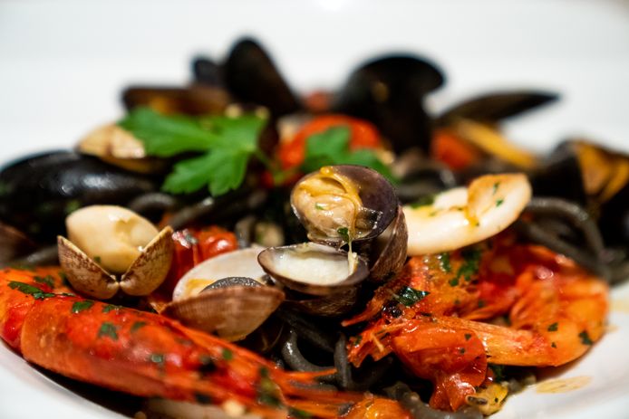Frutti di mare met vers gedraaide pasta met inktvisinkt.