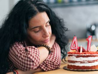 Waarom vrezen we bepaalde verjaardagen? Expert: “Wie zich jonger voelt dan hij is, is gelukkiger” 