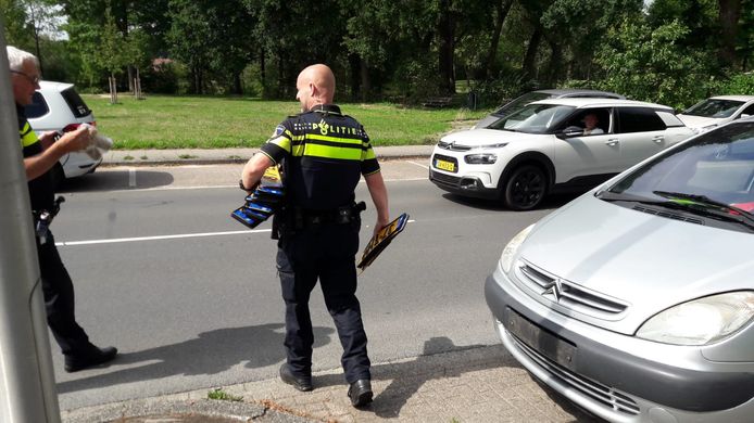 De politie met de gevonden nummerborden.