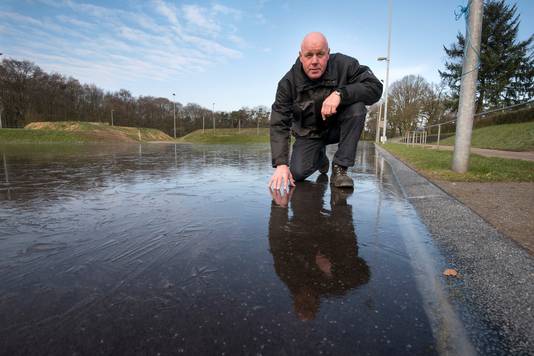 Gerrit Wijers test het ijs op Cranevelt.