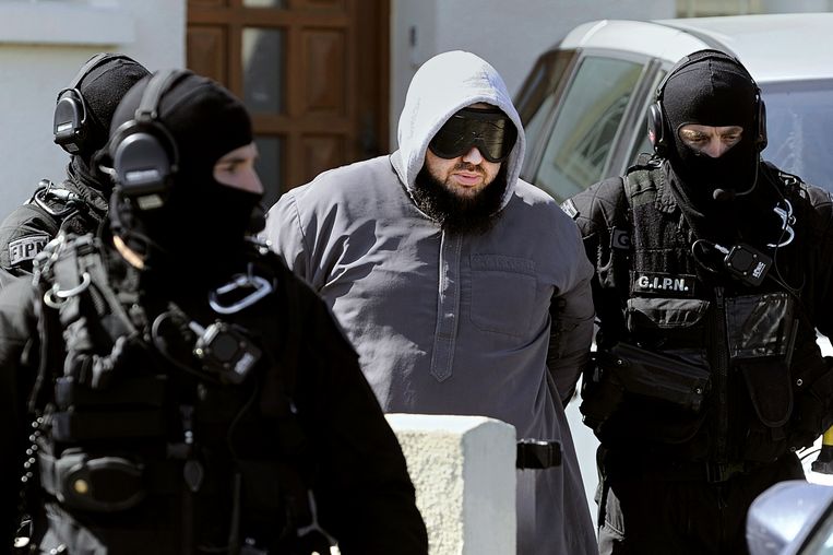 De leider van een radicaal-islamitische groep in Frankrijk wordt gearresteerd in 2012.  Beeld AFP