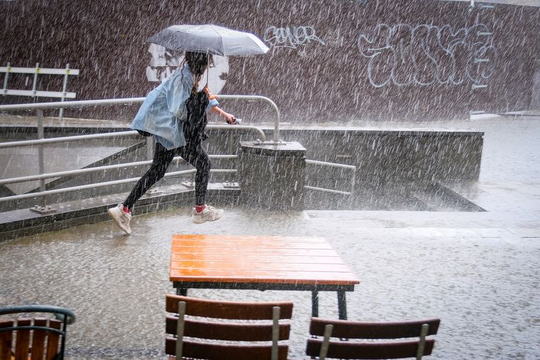 onweer, regen en wateroverlast: Aan de Beurs in Brussel Beeld Marc Baert