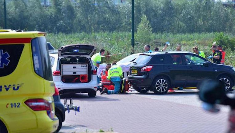 Hulpdiensten op de parkeerplaats in Breukelen waar Wessels deze zomer werd gedood. Beeld Michiel van Beers