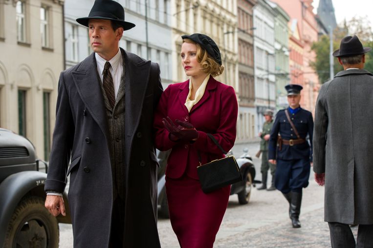 Johan Heldenbergh en Jessica Chastain in 'The Zookeeper's Wife'. Beeld rv/ Anne Marie Fox / Focus Features