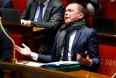 Le ministre français du Travail aperçu en train de faire des mots croisés pendant les débats sur les retraites à l’Assemblée