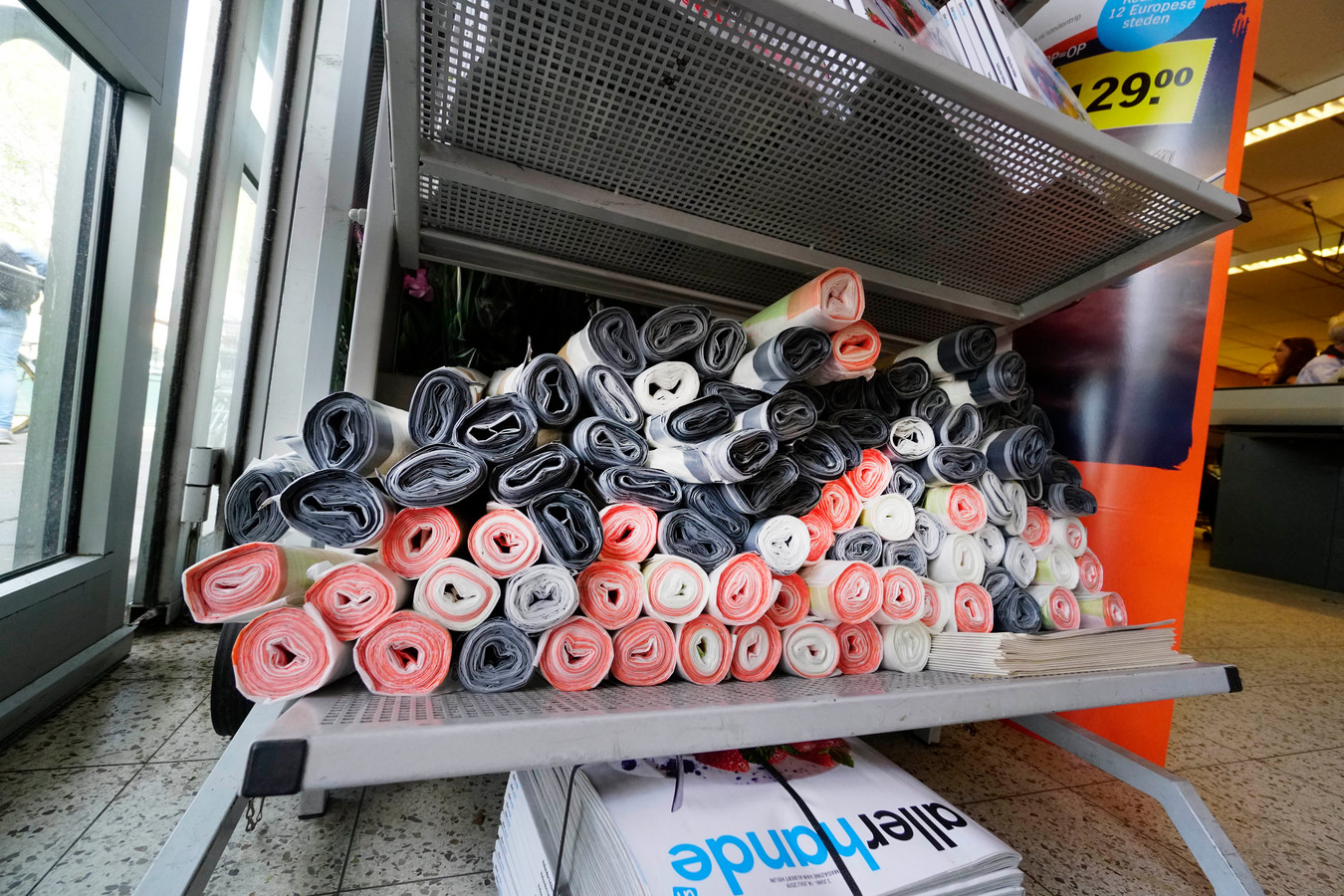 Beperkingen plein Sada Run op afvalzakken voor plastic in Nijmeegse supermarkten: 'Nu kan het nog  gratis' | Foto | AD.nl