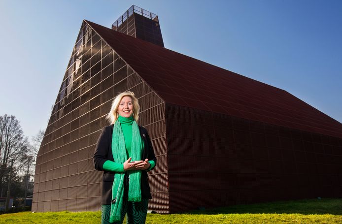 Marit Brommer voor de geothermiecentrale aan de Leyweg in Den Haag.