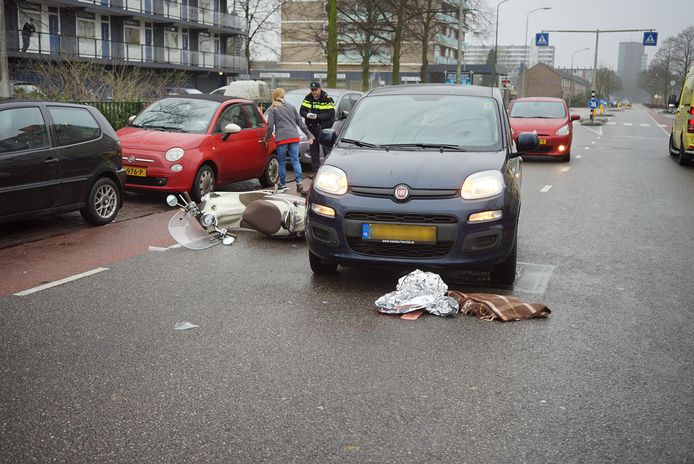 Op de O.C Huismanstraat in Nijmegen kwamen een auto en een scooter met elkaar in botsing.